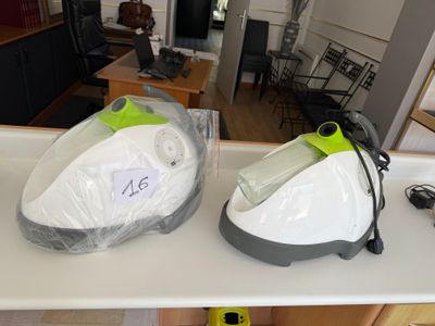 deux aspirateurs posés sur un plan de travail dans une cuisine