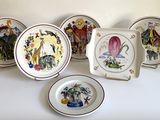 un grand nombre d'assiettes posées sur une table