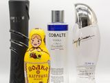 une bouteille de vodka, une bouteille de vodka et une bouteille de vodka