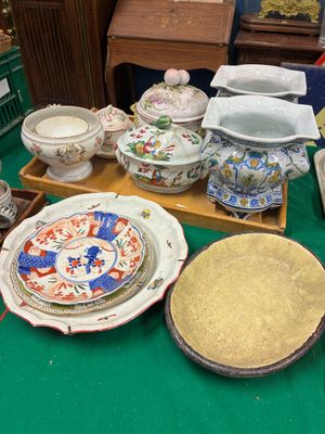 de nombreuses assiettes et bols posés sur une table recouverte d'une nappe verte