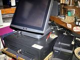 un ordinateur posé sur un bureau dans une pièce encombrée