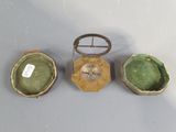 trois bols verts et marron et une horloge posés sur une table