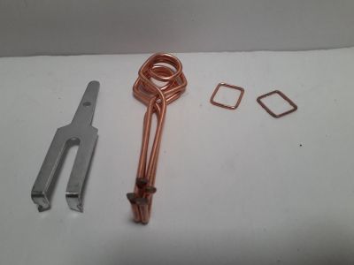 une image représentant une paire de ciseaux et un fil métallique posés sur une table