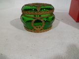 une boîte en verre vert ornée d'un motif doré