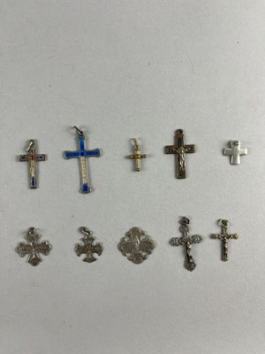 un ensemble de croix est disposé sur une surface blanche