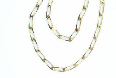 Collier à chaîne plaquée or sur fond blanc, avec un fond blanc