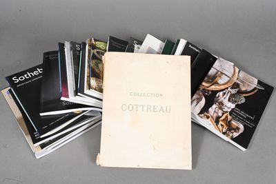 un grand nombre de livres posés sur une table