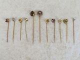 un ensemble de cinq broches en or et en grenat sur un fond blanc