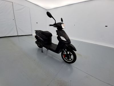 un scooter garé dans une pièce