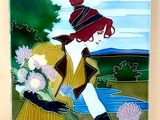 une photo d'une femme tenant des fleurs à la main