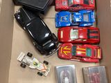 une boîte en carton remplie de petites voitures de toutes sortes