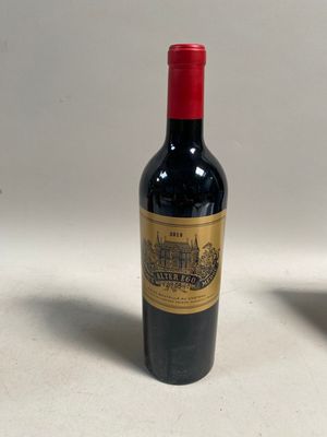 deux bouteilles de vin posées sur une table l'une à côté de l'autre