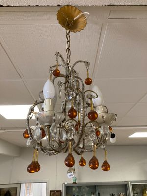 un lustre suspendu au plafond d'un magasin
