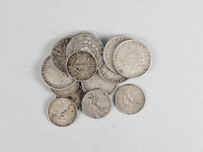 une pile de pièces d'argent posée sur une surface blanche