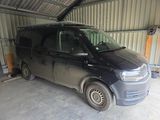 une camionnette garée dans un garage