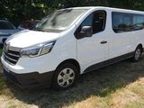 une photo d'une camionnette blanche garée dans l'herbe