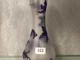 un vase en verre orné d'un motif en noir et blanc