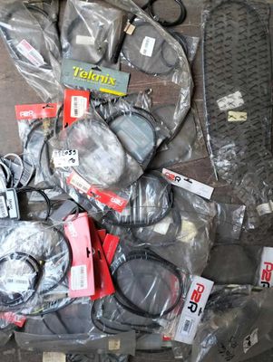 beaucoup d'objets posés sur le sol