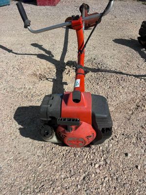 une petite machine rouge posée sur le sol