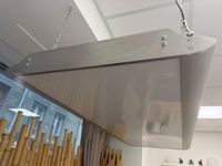 Un plafonnier de luminothérapie professionnel suspendu de ma…