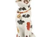figurine de chien dalmatien avec des taches rouges, noires et blanches