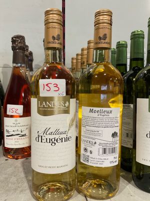 plusieurs bouteilles de vin sont alignées sur un comptoir