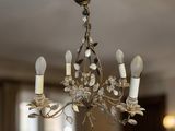 un lustre suspendu au plafond d'une pièce
