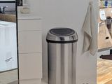 une boîte de poubelles Brabantia posée sur une table