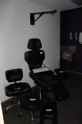 une photo d'un salon avec des chaises et un bureau