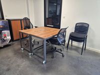 Mobilier de bureau comprenant 2 tables bureaux sur roulettes…