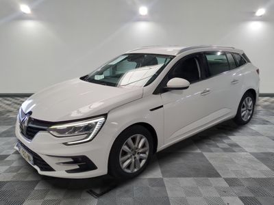 une voiture blanche est garée dans une pièce au sol à carreaux