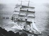 une vieille photo en noir et blanc représentant un grand voilier naviguant sur l'océan