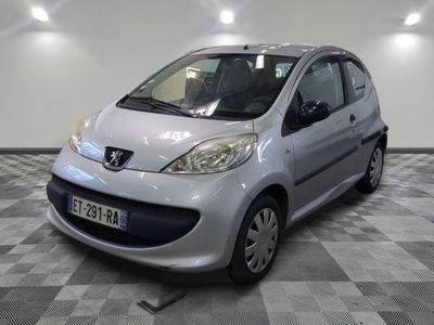 la photo d'une petite voiture argentée garée sur un sol en damier