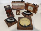 de nombreux types d'horloges exposées sur une table