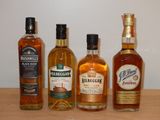 Plusieurs bouteilles de différentes sortes d'alcool sont alignées sur une table