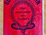 un livre rouge posé sur une table en bois