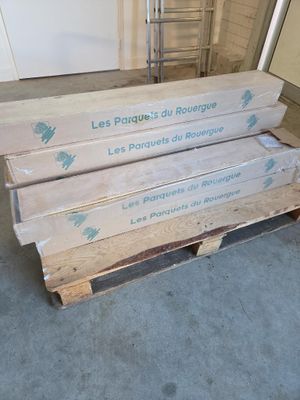 deux palettes en bois empilées l'une sur l'autre
