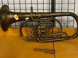 un instrument à vent en laiton posé sur une table