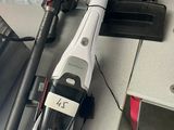 un aspirateur posé sur une table à côté d'un ordinateur portable