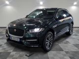 Le SUV Jaguar noir est garé sur un sol à damier.