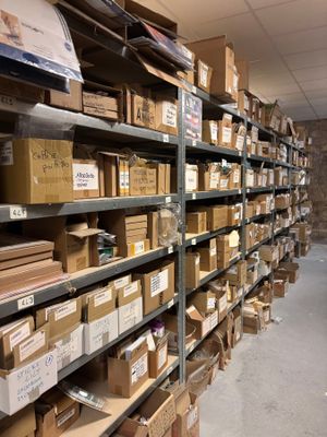les cartons sont empilés sur des rayonnages dans un entrepôt, sur lesquels se trouvent d'autres cartons