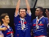 un homme brandissant un trophée devant une foule de gens