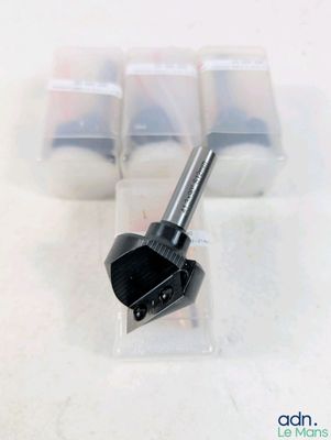 un récipient en plastique contenant une brosse à dents, posé sur une surface blanche