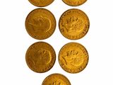 six types différents de pièces d'or sur fond blanc