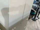 une armoire blanche à tiroirs au milieu d'une pièce