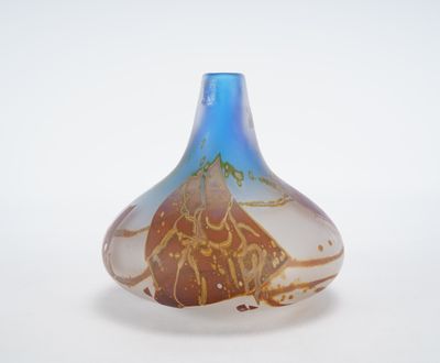 un vase en verre dans lequel se trouve l'image d'une montagne