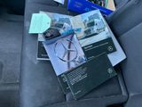 beaucoup de livres sur le siège d'une voiture