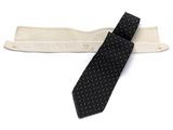 cravate à pois noirs et blancs avec un porte-cravate en bois sur fond blanc