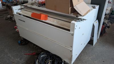 une boîte blanche posée sur un chariot dans un garage