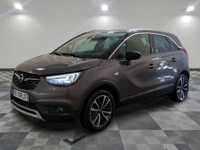 une voiture grise est garée sur le sol à carreaux d'un garage